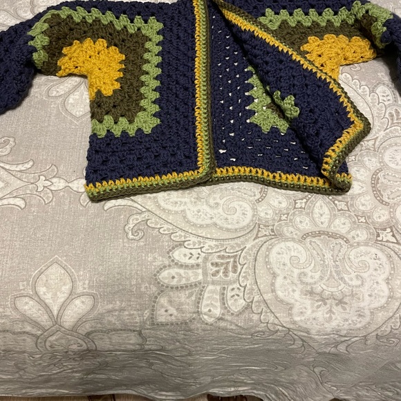 Hand crotched child’s sweater size 2T - Picture 1 of 4